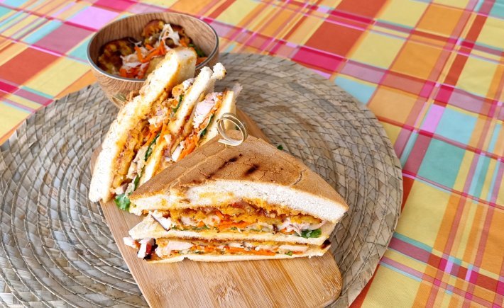 CLUB SANDWICH AU POULET BOUCANÉ