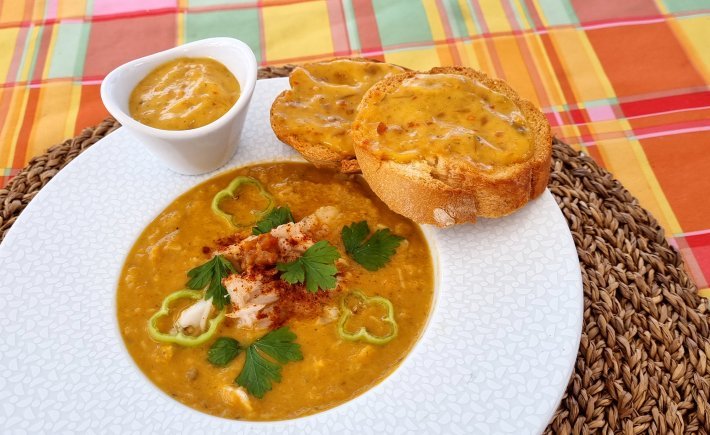 SOUPE DE POISSON ET ROUILLE AU CHUTNEY DE PIMENT VÉGÉTARIEN
