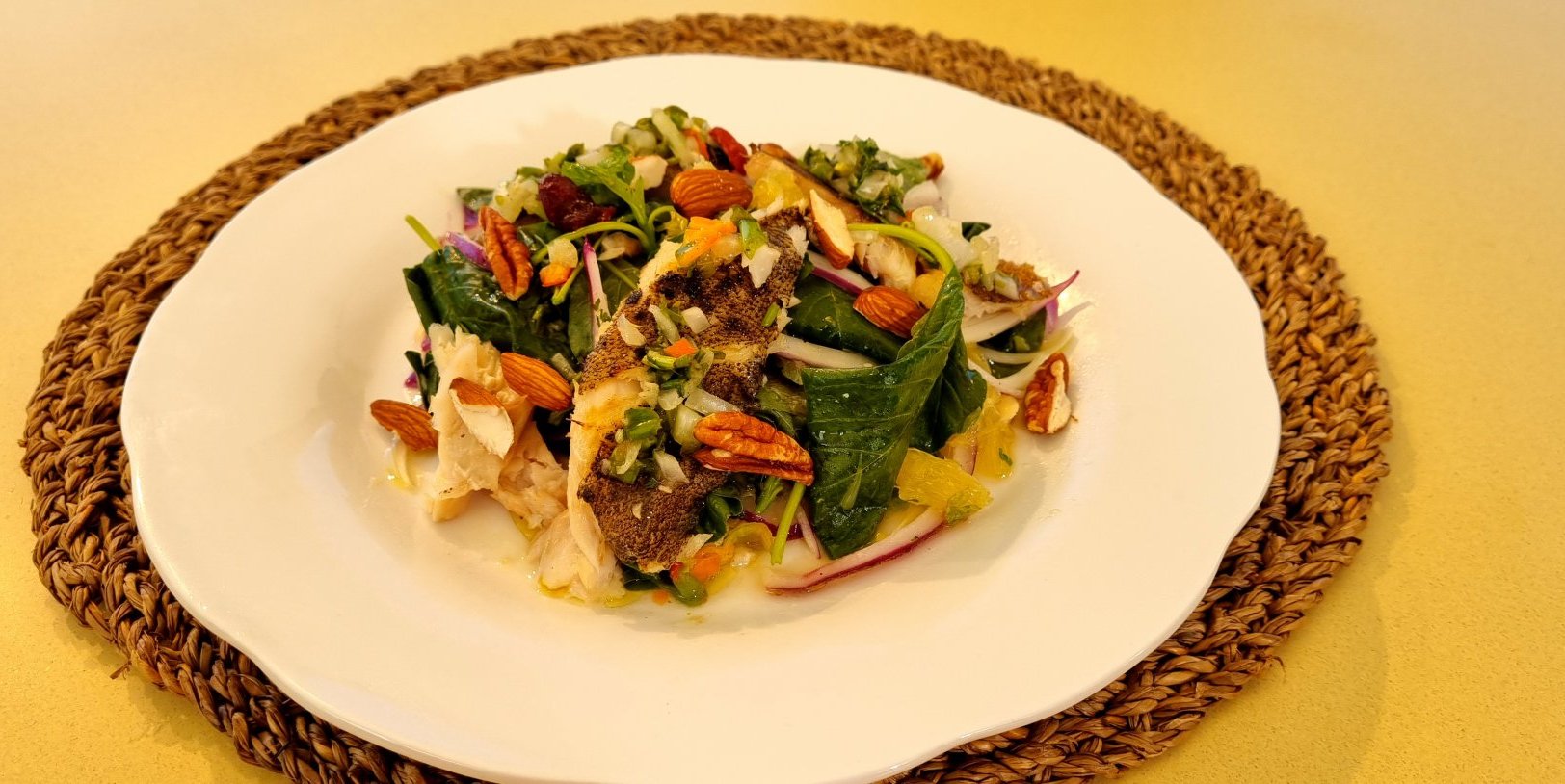 CHIRURGIEN RÔTI, SALADE D’ÉPINARDS À L’ORANGE