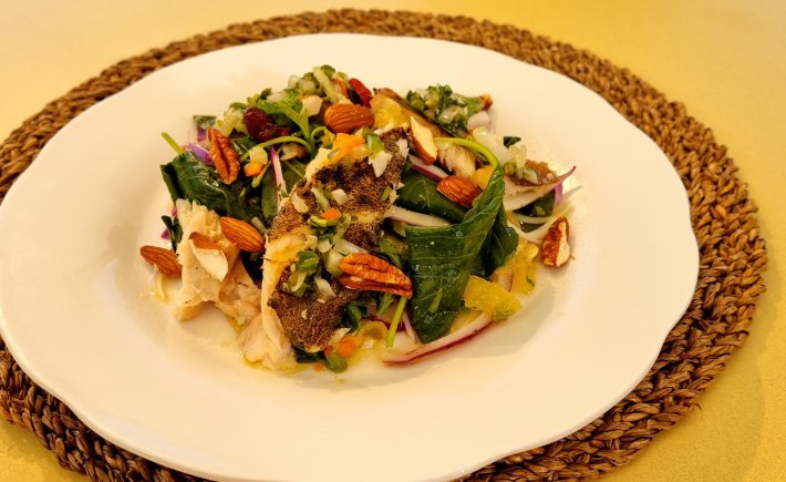 CHIRURGIEN RÔTI, SALADE D’ÉPINARDS À L’ORANGE 