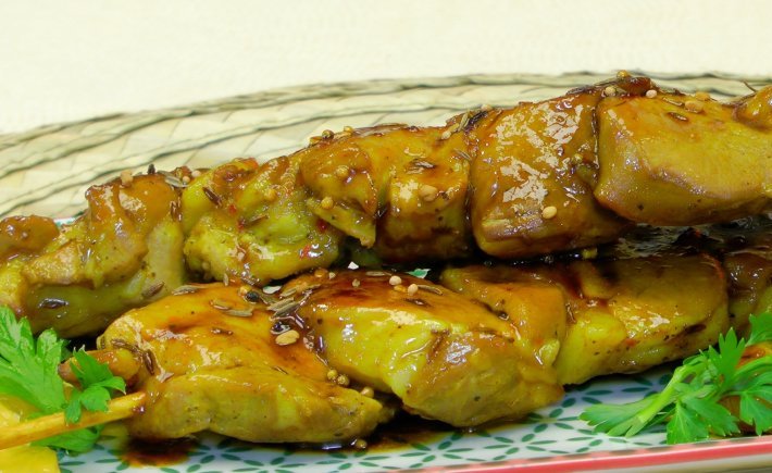 BROCHETTE DE PORC MARINÉ AU MIEL 