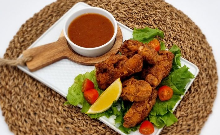 WINGS DE POULET CROUSTILLANTS, SAUCE CHILI