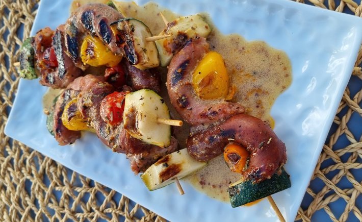 BROCHETTES DE SAUCISSES AUX PETITS LÉGUMES