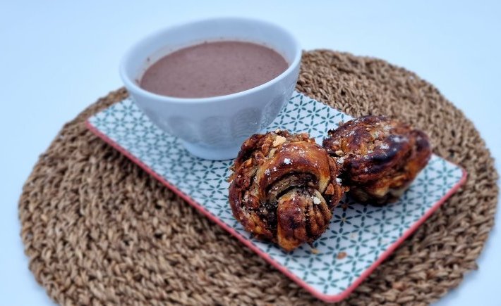 CHOCOLAT ANTILLAIS ET ROULÉS À LA CANNELLE