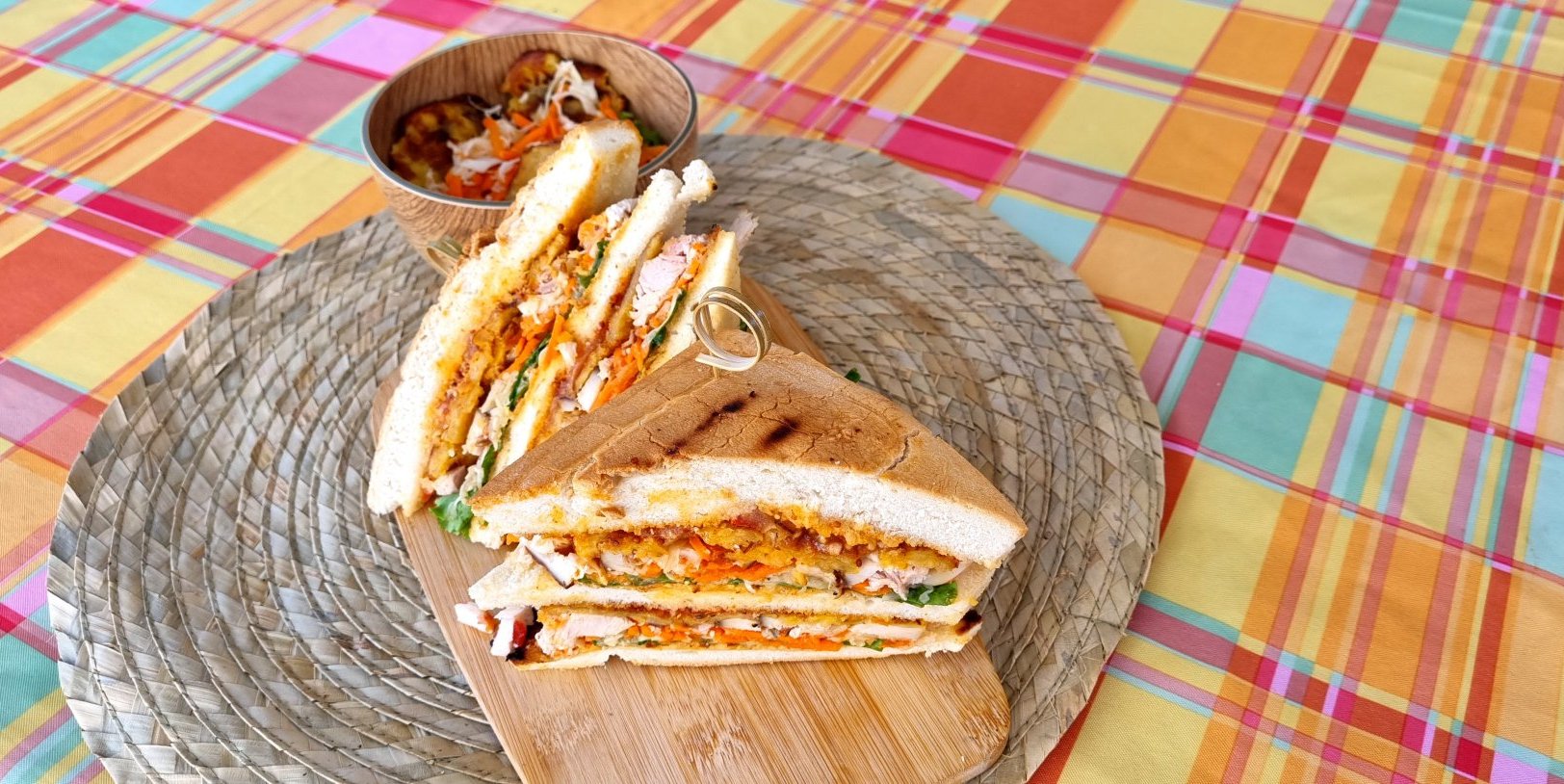 CLUB SANDWICH AU POULET BOUCANÉ
