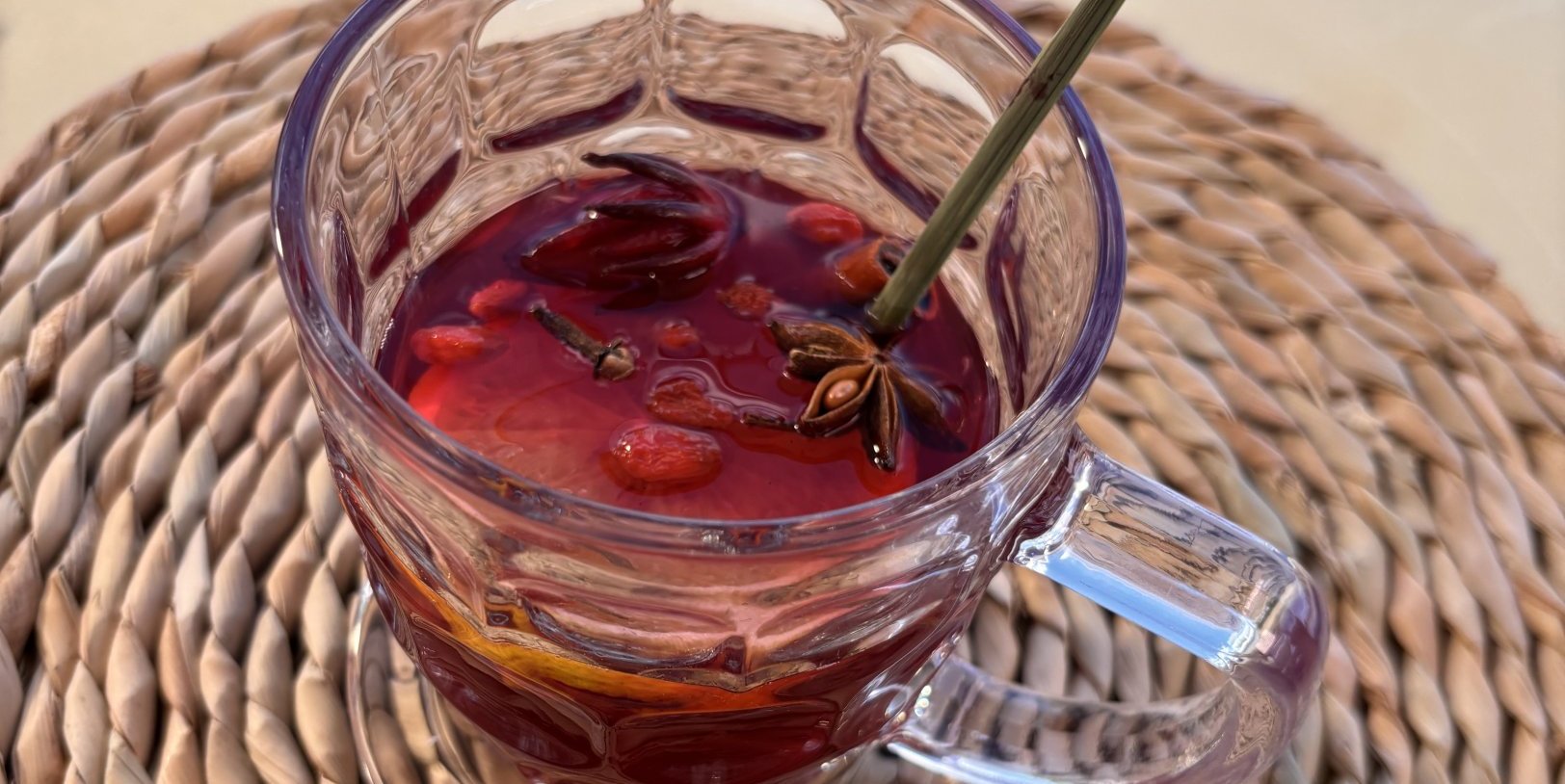 VIN CHAUD SANS VIN (GROSEILLES PAYS AUX ÉPICES)