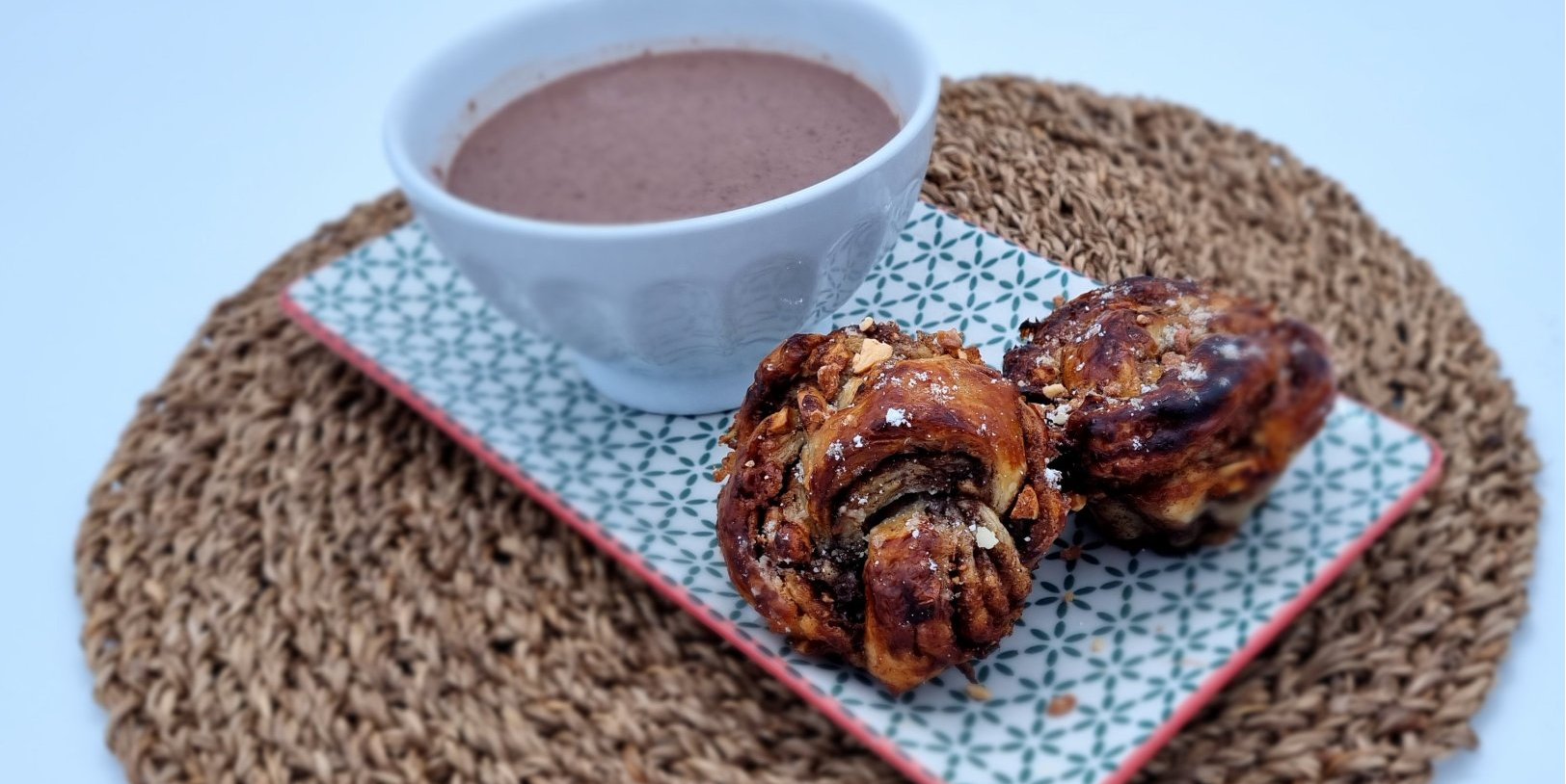 CHOCOLAT ANTILLAIS ET ROULÉS À LA CANNELLE
