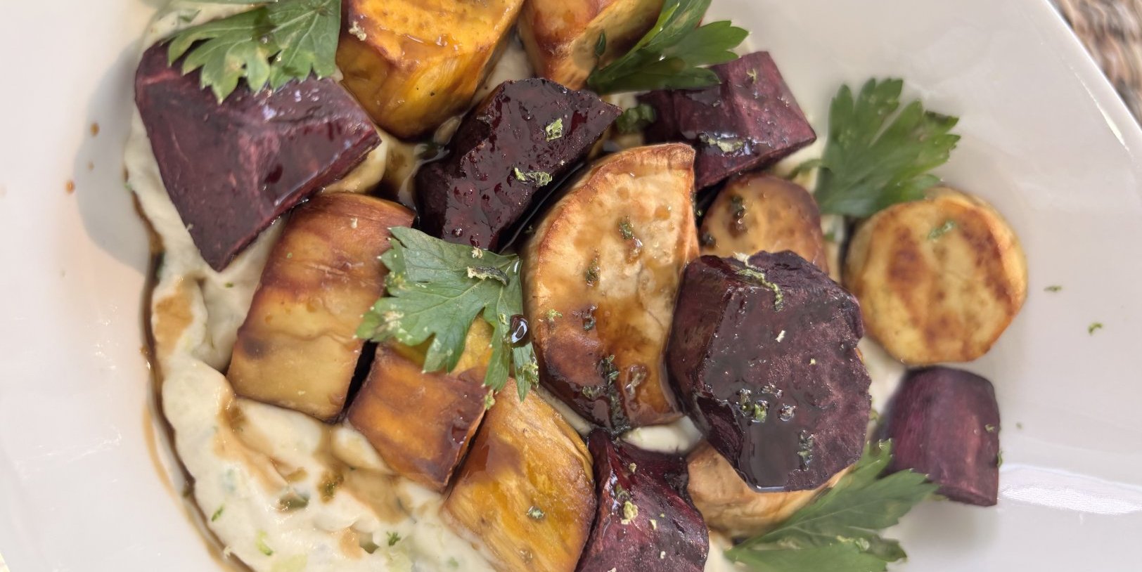 SALADE DE PATATES DOUCES RÔTIES AU SIROP DE BATTERIE